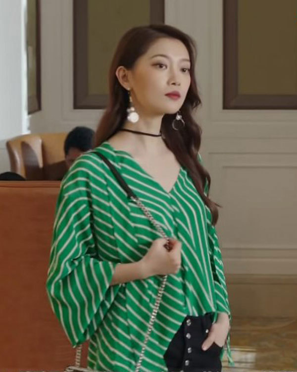 田依桐在完美关系中饰演的邦尼,穿条纹衬衫美过了女一号