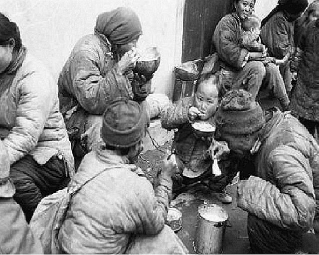 在六十年代初期,那时物资匮乏,三餐温饱对人们来说是都奢侈的事情