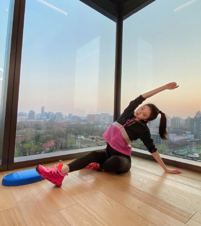 景甜晒练习瑜伽健身的美照,动作优雅满分,高马尾太活力了!