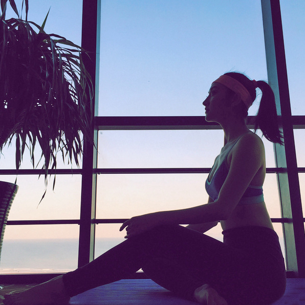 景甜晒练习瑜伽健身的美照,动作优雅满分,高马尾太活力了!