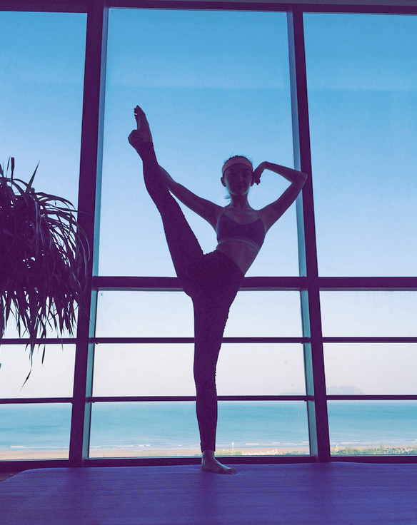 景甜晒练习瑜伽健身的美照,动作优雅满分,高马尾太活力了!