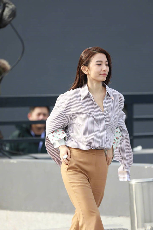 田馥甄身穿白衬衫搭牛仔裤,把圆礼帽戴上,度假风就打扮出来了!