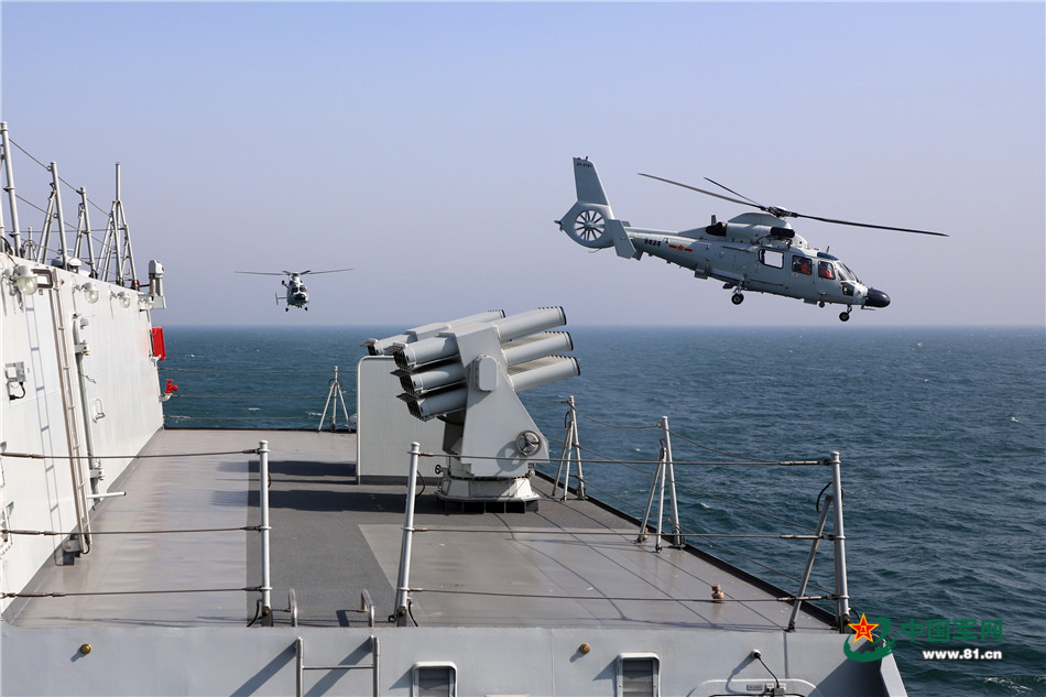 某驱逐舰支队成都舰组织舰载直升机起降训练