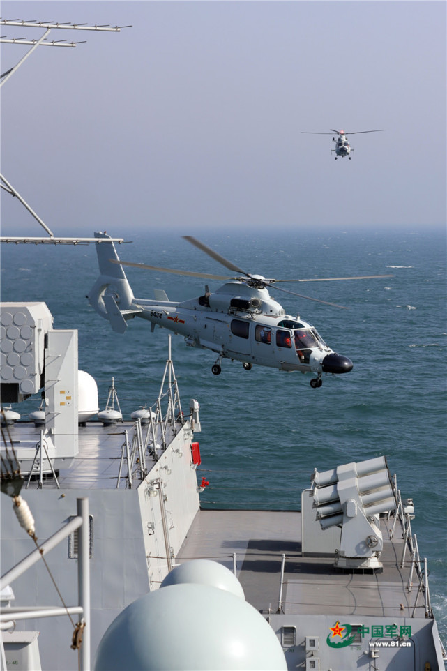052d舰载直升机图片