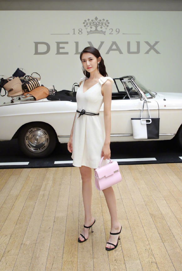 又被陈钰琪美到了!穿上"小香风"裙子后,比迪丽热巴更好看