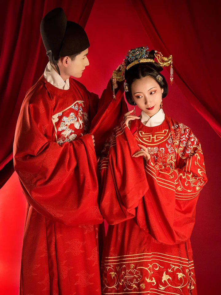最有气节的明朝,允许平民女子以皇家穿戴出嫁,中国红就是大气