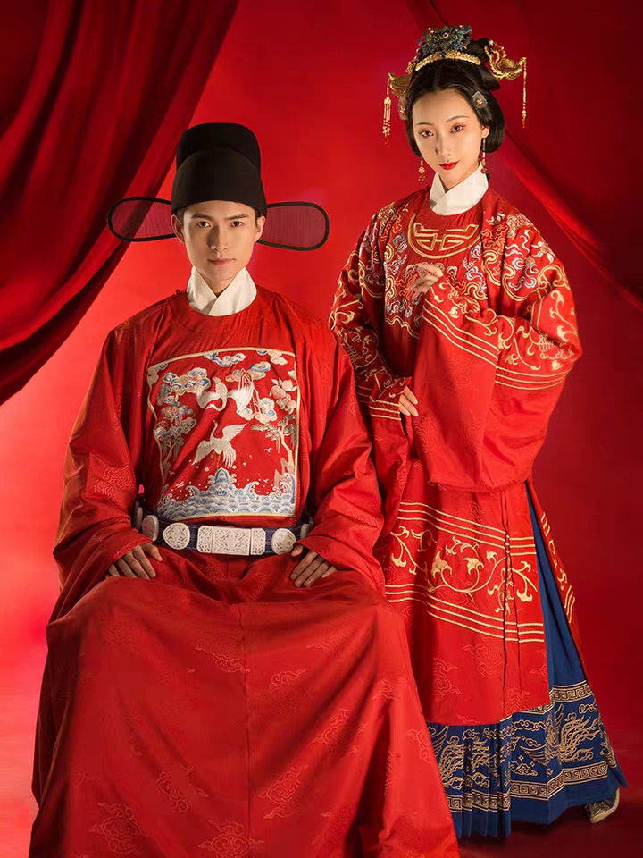 最有气节的明朝,允许平民女子以皇家穿戴出嫁,中国红就是大气