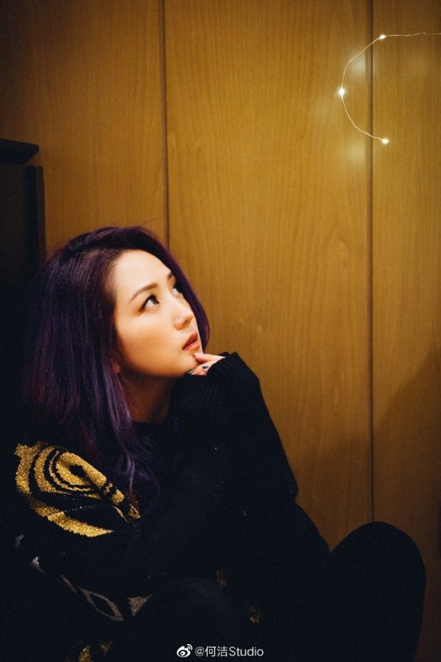 但是相比于她的成就,何洁的感情生活也更加受到关注,先是被曝出与