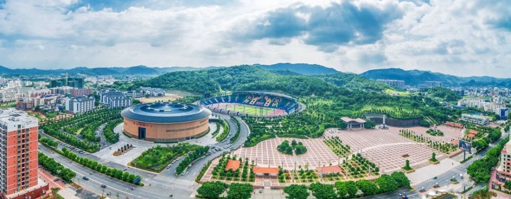 规划范围华侨城片区位于梅州市中心城区中部