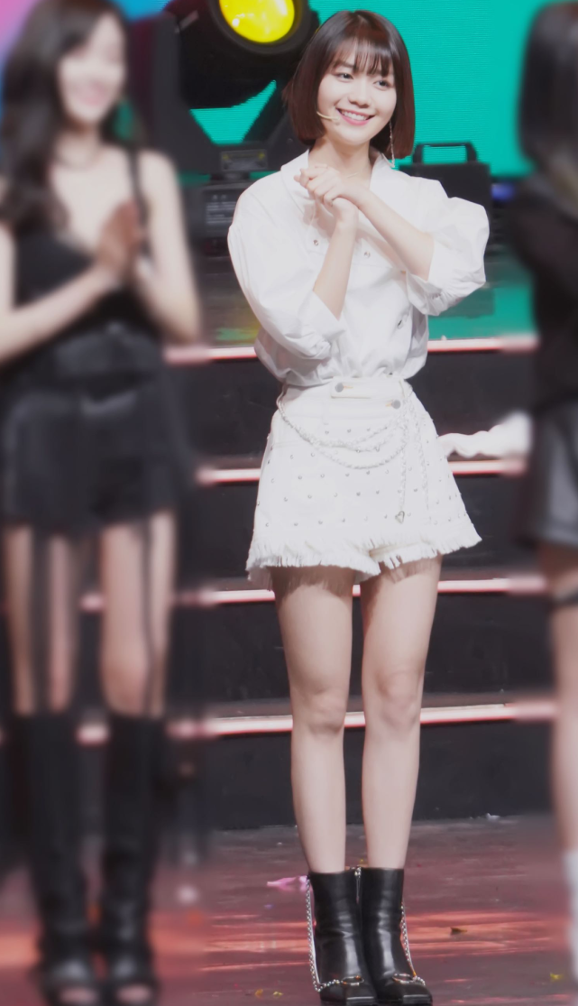 段奥娟为证自己瘦身成功,故意把链条绑腿上,秀出电棍腿太绝