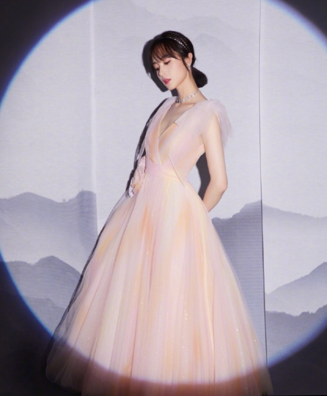 胡冰卿不再演傻白甜穿v领长裙秀身材可惜撑不起来