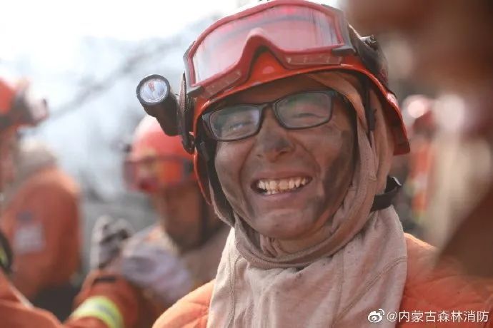 正是因为消防指战员逆火前行才有这父老乡亲含泪送别