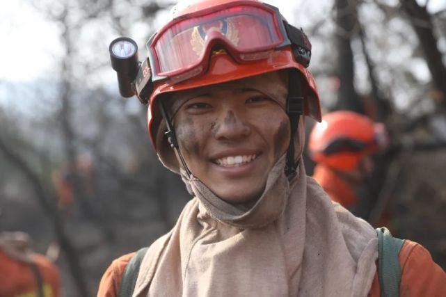 正是因为消防指战员逆火前行才有这父老乡亲含泪送别