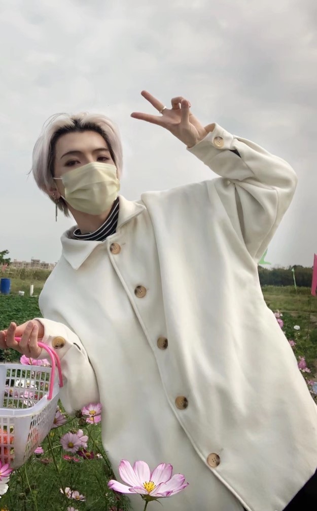 七鹤大人为博热度故意染蔡徐坤同款白发戴上口罩后帅得认不出