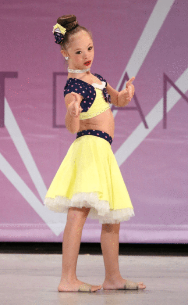 医院的助产士向这位母亲称赞孩子很美,重新燃起了芮妮对生活的信心,她