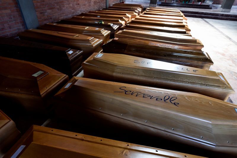 实拍疫情下的意大利殡葬业棺材堆满地挖掘机挖墓穴