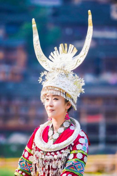 43岁苗圃做派超豪放!一袭黑色旗袍风韵十足,霸气"穆桂英"上线