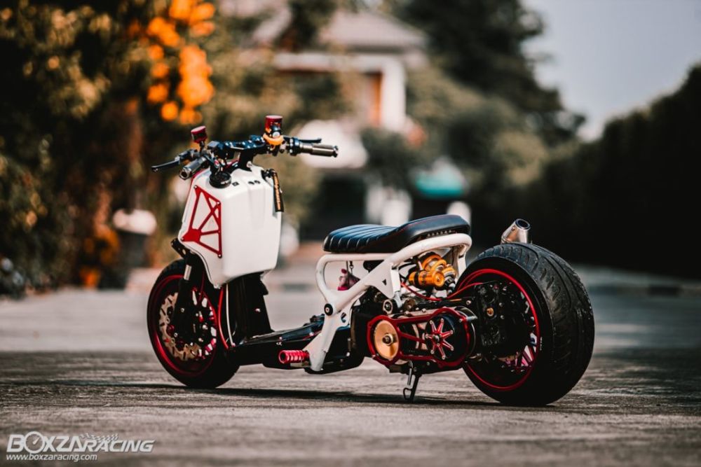 大宽胎豪华祖玛,拐弯蹭脚架一路火花