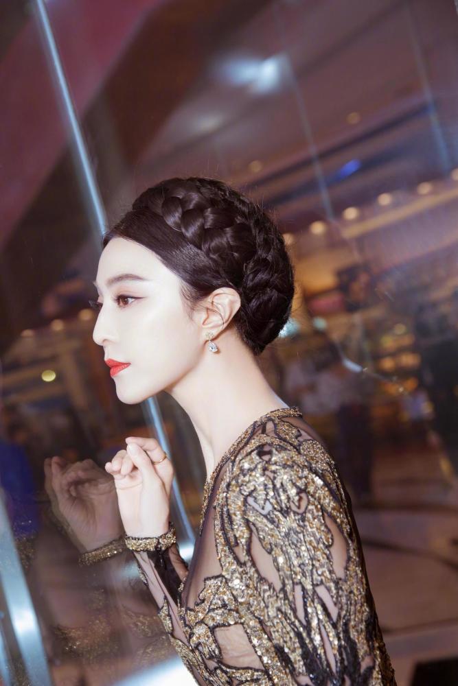 范冰冰称霸女王气场穿半透视连衣裙配编织盘发气质太出众