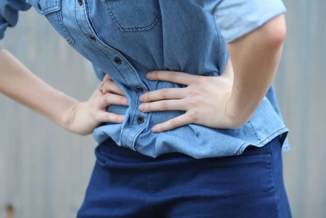 不起腰来,小可以为是自己吃的调理内分泌的药有副作用,可能导致了腹痛