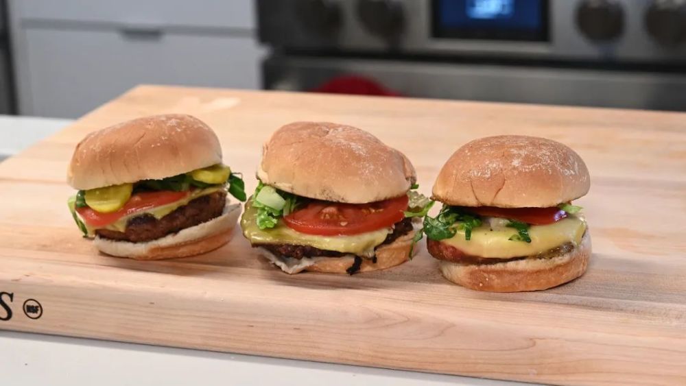 三个人造肉汉堡,图片来自gizmodo