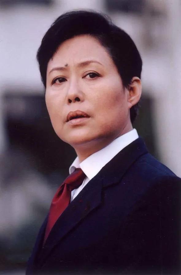 3段婚姻2个娃,前夫不想活在她的光环下,为何斯琴高娃远嫁瑞士