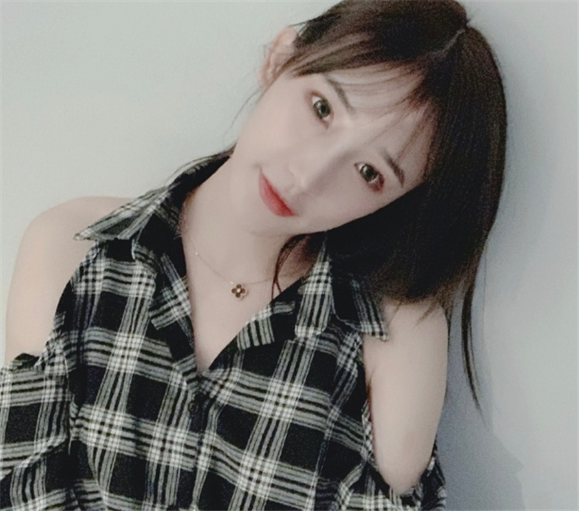 粉丝的骗局豚豚大魔王是虎牙的一位知名辅助主播,男粉女粉都很多,因为