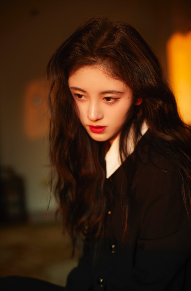 鞠婧祎|鞠婧祎发量多到没发缝？受访时低头暴露真实发量发缝明显，发量是后天加工？