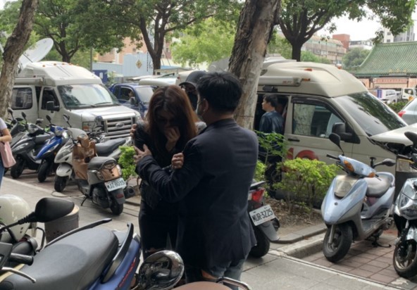 刘真遗照曝光 辛龙不愿亡妻 火化 挚友痛哭当场瘫软 腾讯新闻