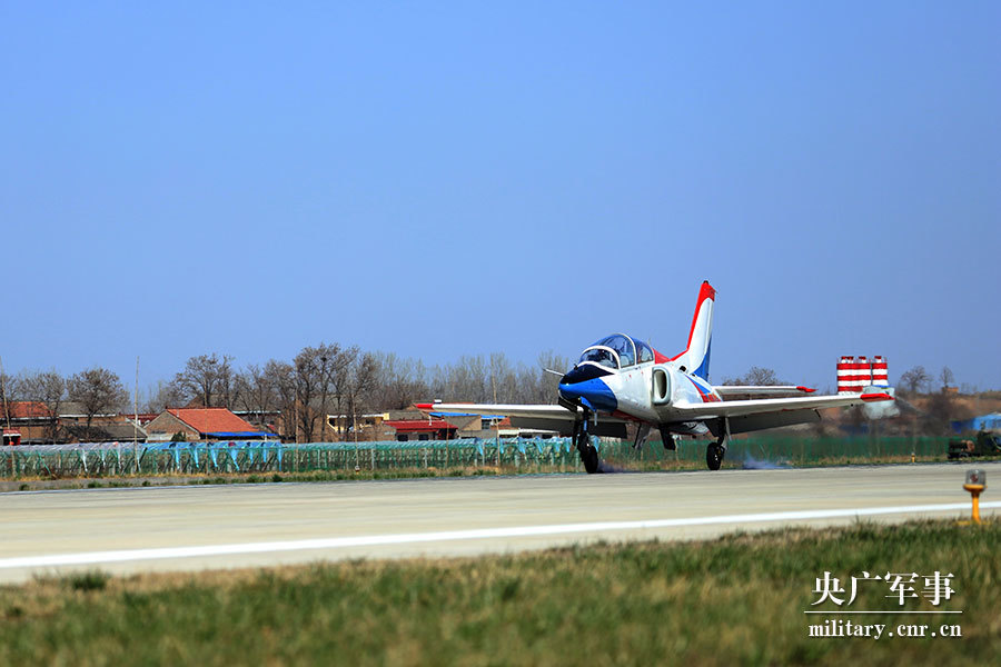 向合格战斗员转变!空军石家庄飞行学院某旅组织学员编队单飞训练
