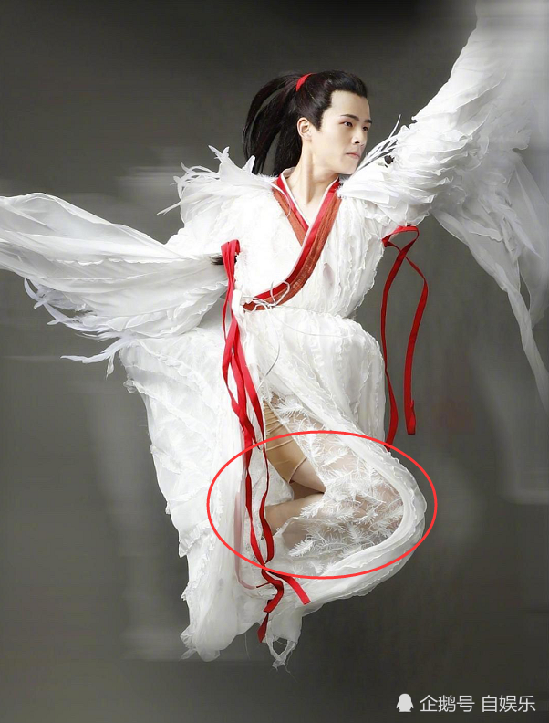 都说刘昊然的"开腿装"仙,镜头放大,才知男演员的不容易