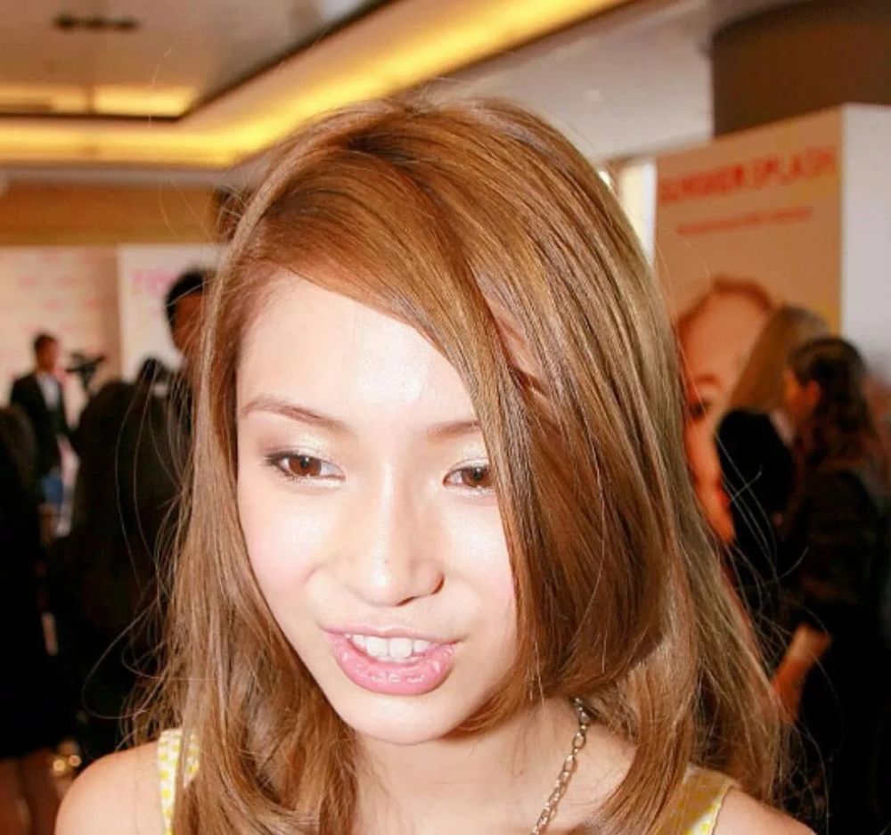 baby箍完牙卸牙套后照片曝光大波浪卷发妩媚动人却完全认不出