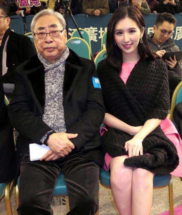 何傲儿与大51岁富商相恋替父还债后再结新欢今改名重新开始