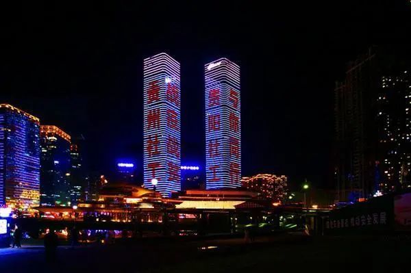 传递奉献精神 花果园双子塔为他们点亮喝彩 腾讯新闻