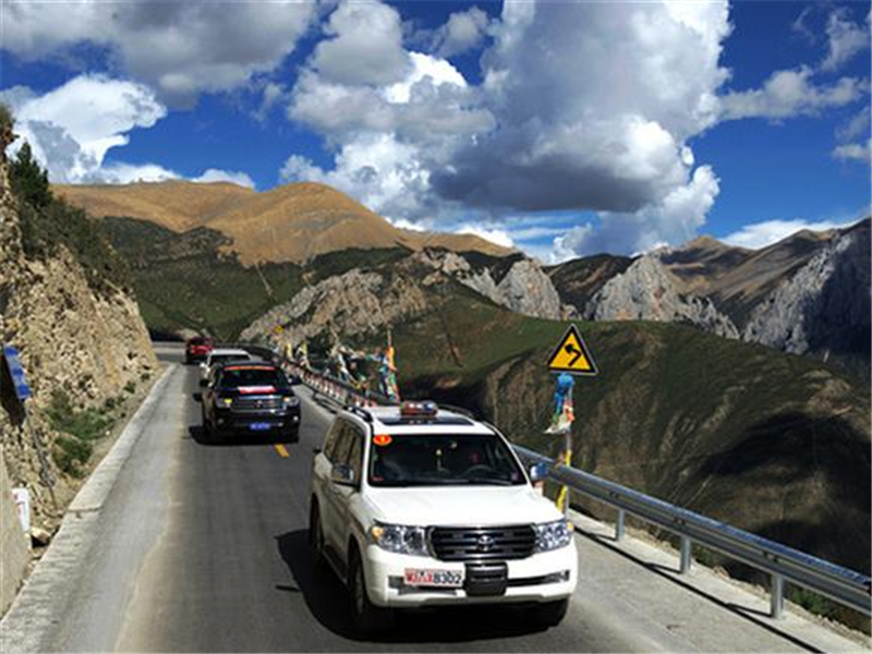 川藏线上滚轮胎是什么行为艺术,车主:你不懂,一趟换辆法拉利!