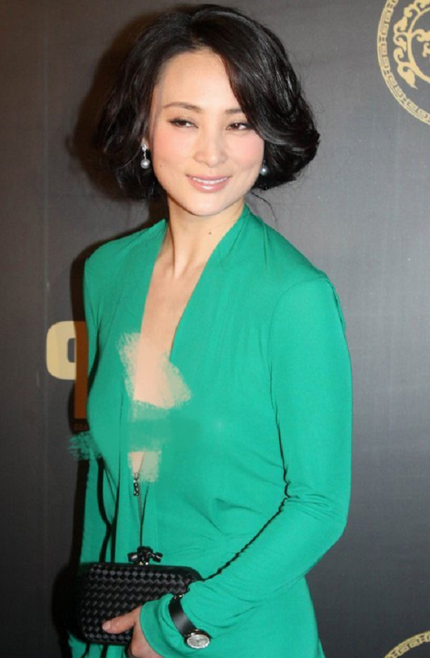 有种"大胆"叫蒋勤勤年轻时,穿v领裙性感露面,彻底放开美翻了