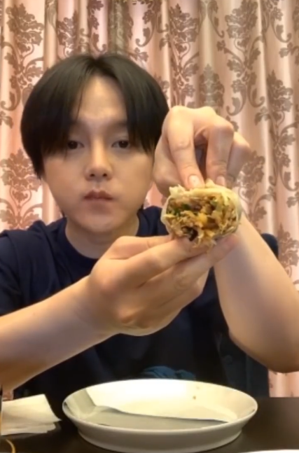 有种吃相叫尹正一口春饼嚼121下看清他一口咬多少后懵了