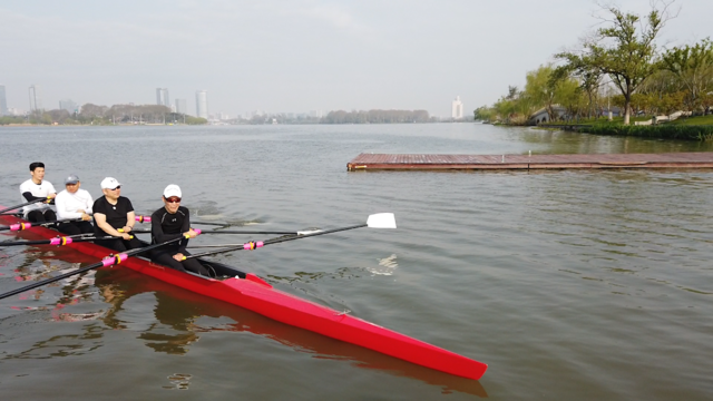 王石艇进南京在玄武湖荡起双桨