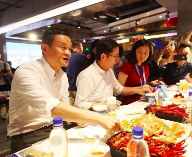 对于这些商业大佬来说,吃饭还真没多大讲究,无论是山珍海味也好,粗茶