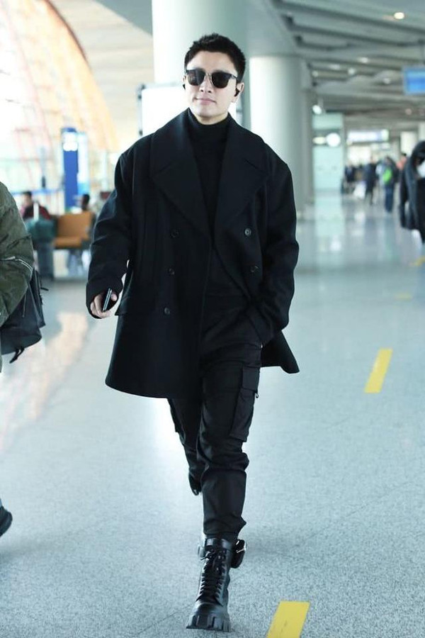 35岁贾乃亮越来越沉稳了,穿运动衣帅气十足,对镜挥手却面无表情