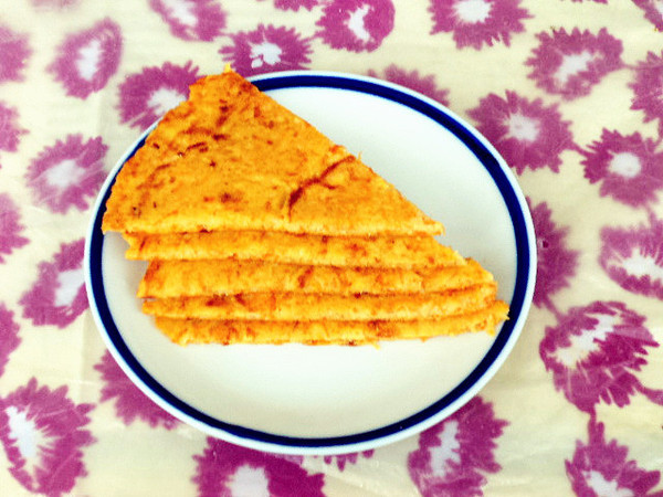 煎熟盛出,切块享用4.电饼铛通电烧热,涂少许油,面糊入锅摊开煎3.