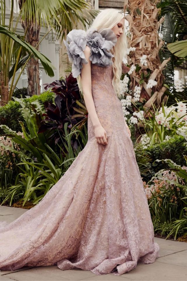 但你一定听说过她的同名婚纱品牌 「vera wang」