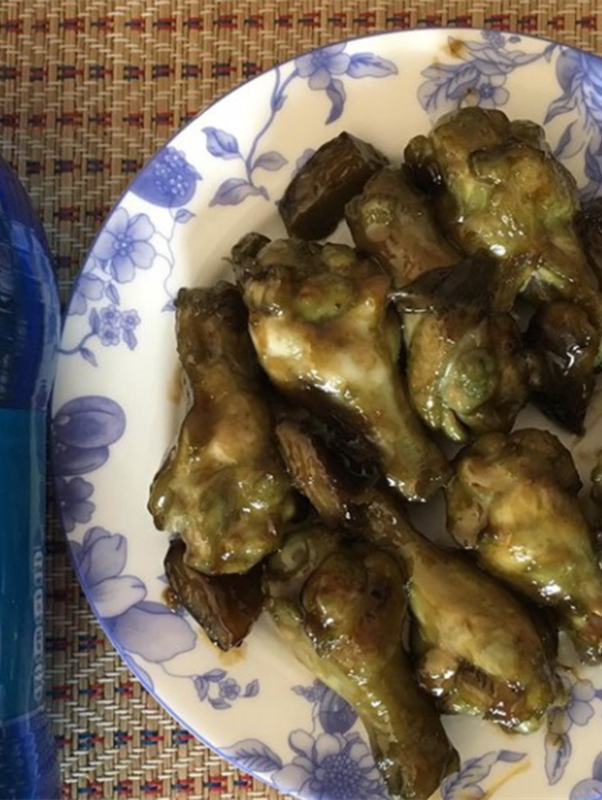 黑暗料理也分段位?黑色饺子vs蓝色鸡腿,看到豆腐的配菜,网友:吃不起!