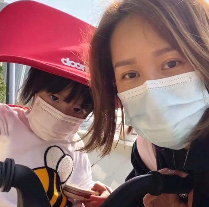 43岁邝文珣晒三胎女儿,宝贝遗传妈妈好基因,大眼胖嘟嘟太可爱