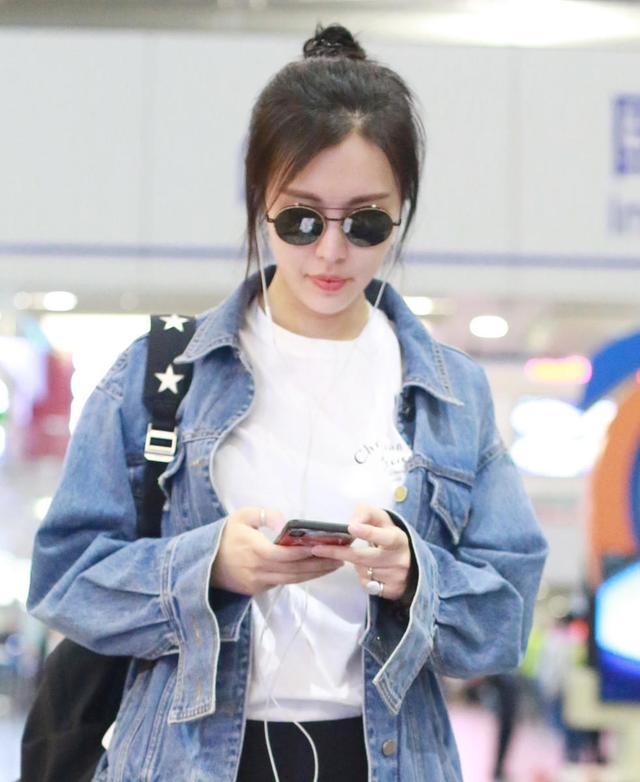 田朴珺终于低调了,穿牛仔外套配白t恤走机场,打底裤秀出好身材