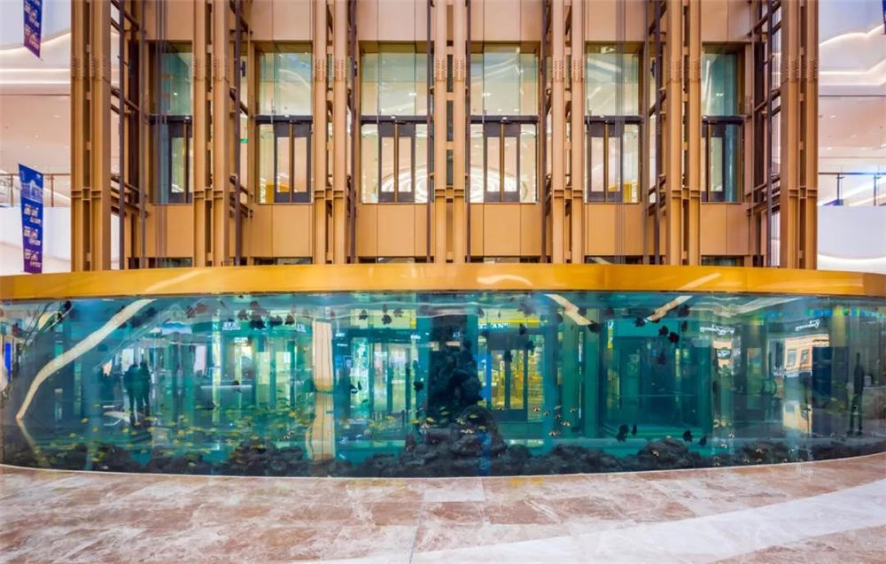 在景观电梯底部,引进了一座海洋水族馆,乘着电梯向上时似乎有一种从