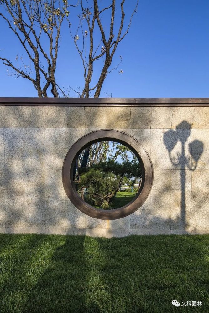 前面提到的漏窗即是漏景的典型代表,几乎在每个江南园林里都可以见到