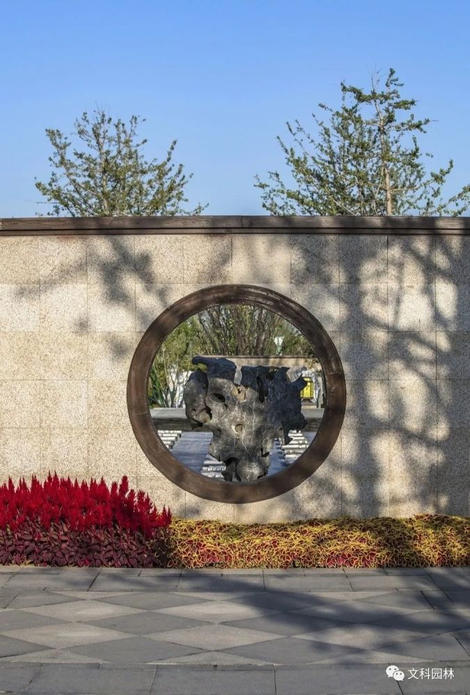 前面提到的漏窗即是漏景的典型代表,几乎在每个江南园林里都可以见到