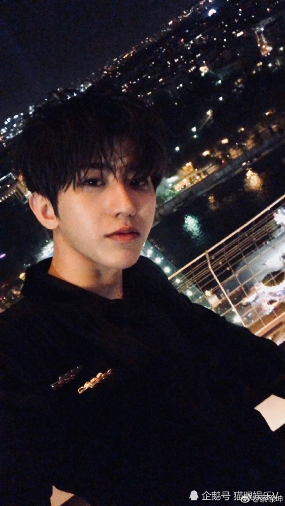 蔡徐坤网晒素颜自拍,被粉丝吐槽没洗头,删除胡茬自拍照