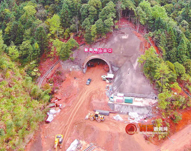 龙龙铁路首条隧道新阳明山隧道右线斜井管棚施工完成